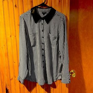 Black and white houndstooth blouse with faux leather collar and buttons size 1X